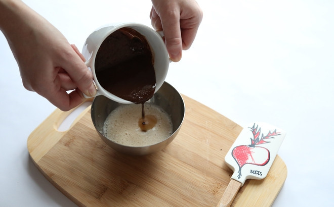 1. Этап. Вкуснейший шоколадный фондан: 2. В отдельной миске взбиваю яйцо с сахаром, а затем вливаю немного остывший шоколад, добавляю Амаретто, соль на кончике ножа и перемешиваю.