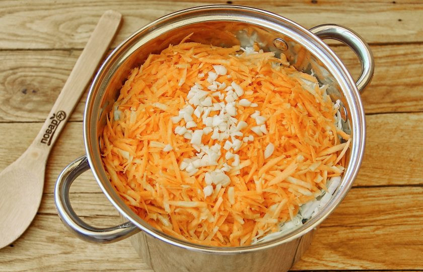 1. Этап. Капуста за 12 часов: Чеснок нарежьте кубиками или соломкой.