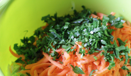 1. Этап. Капустный салат с апельсином: Петрушку мелко порубить.