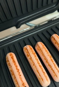 1. Этап. Хот-дог Новогодний: Сосиски обжарить на гриле, либо обжарить на сковороде, либо отварить