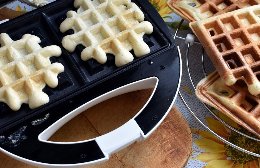 1. Этап. Венские творожные вафли: Выпекайте вафли в специальной вафельнице до румяной корочки. Готовые вафли складывайте на решетку, чтобы не слишком отмякали. Вафель выходит много.