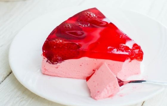 1. Этап. Творожно-желейный торт: 7. Как только тортик хорошо застыл, аккуратно снимите борта, нарежьте порционными кусочками и можно пробовать. Приятного аппетита!