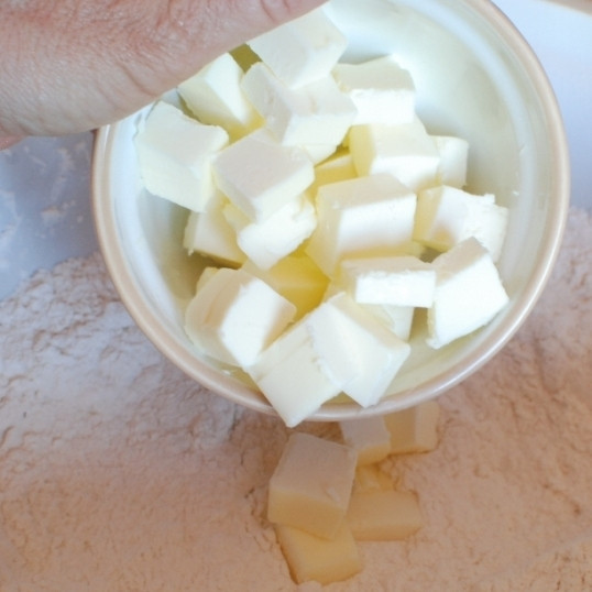 1. Этап. Английское печенье: Добавляем кубики холодного масла.