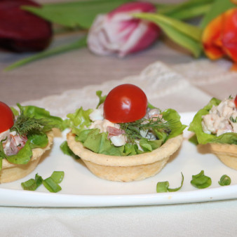 Салат с курицей в тарталетках