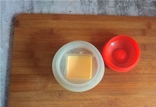 1. Этап. Слойки с колбасками и сыром: Это не к рецепту. Я сделала омлет из яйца, которым я обмазывала слойки перед выпечкой. Не дам ему пропасть. Добавила 1 ст л молока, соединила, выложила в формочку для СВЧ с крышкой, сделала омлет за 1 минуту при мощности 800. Такую формочку можно брать с собой, не вытряхивая из неё омлет.