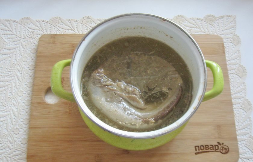 1. Этап. Салат с языком и морковью: Залейте язык свежей водой. Поставьте на плиту, доведите до кипения. Посолите по вкусу, добавьте лавровый лист, перец черный горошком и варите язык до готовности 2-2,5 часа.