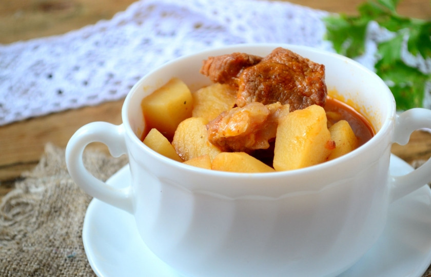 1. Этап. Жаркое по-уральски (рецепт из сказки!): Жаркое по-уральски готово. Заправьте его мелко нарубленной зеленью, а потом подавайте к столу горячим. Приятного аппетита!