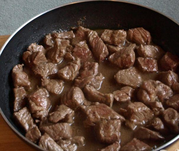 1. Этап. Запеченное мясо по-английски: 2. Влить 2 ст.л. растительного масла в сковородку и нагреть на среднем огне. Добавить мясо. Готовить несколько минут , пока кубики не станут коричневого цвета. Помешивать мясо во время обжарки. Поместить мясо в кастрюлю. Разогреть духовку до 150 градусов.