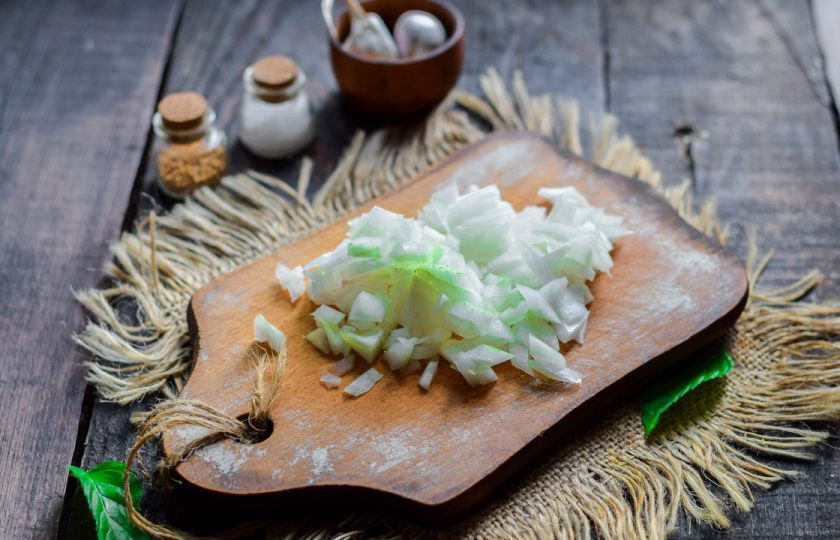 1. Этап. Тушеная молодая капуста: Очистите лук и сполосните, просушите. Нарежьте лук небольшими кубиками.