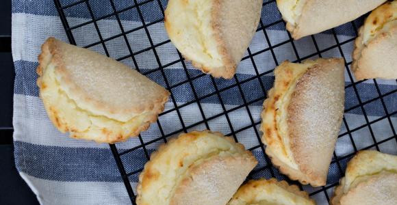 1. Этап. Печенье с творожной начинкой: Выпекать при 205 градусах около 15 минут.