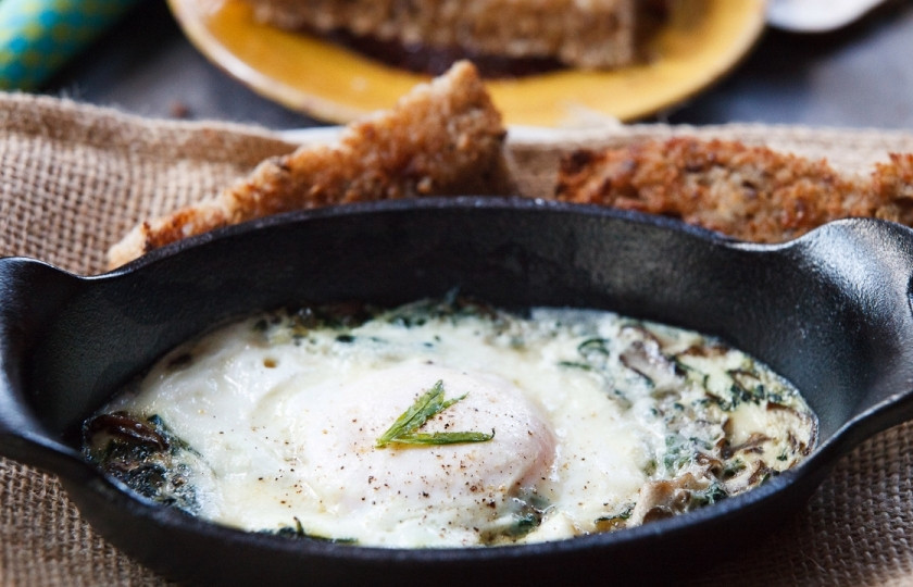 1. Этап. Яичница со шпинатом и грибами в духовке: Перед тем, как поставить яичницу в духовку, посолите, поперчите и посыпьте лимонной цедрой. Выпекайте в разогретой на 180 градусов духовке около 2-5 минут, пока яйцо не запечётся. Не передержите, а то желток тоже испечётся, он должен остаться жидким. Приятного аппетита!