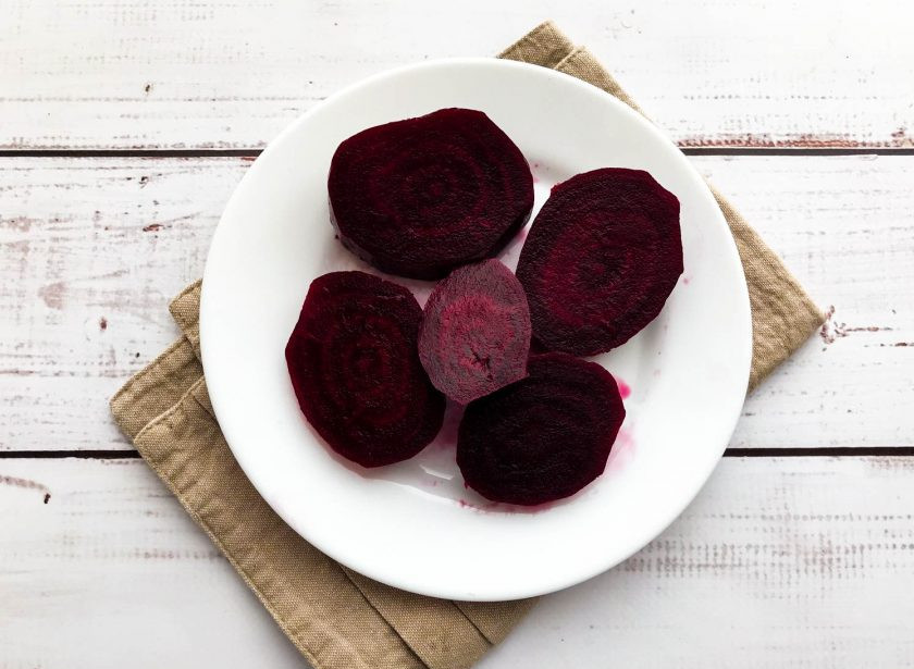 1. Этап. Свекольный мильфей: Разрежьте свеклу на несколько частей.