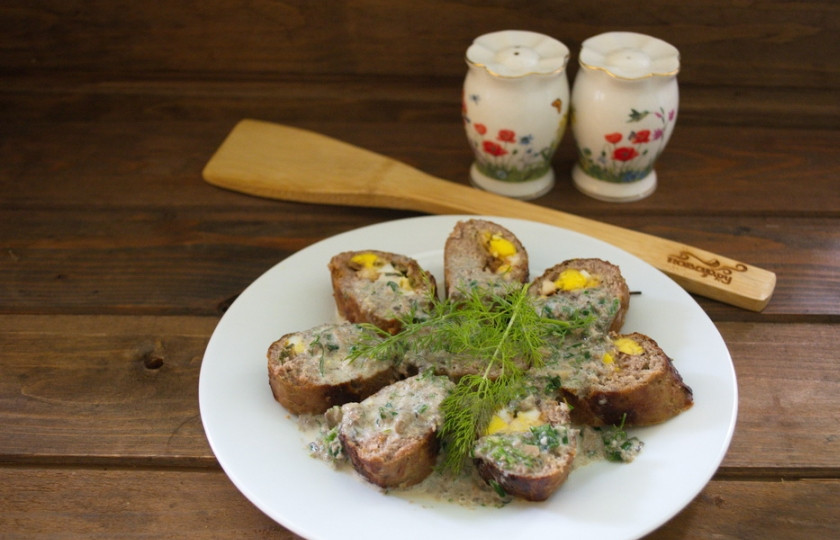 1. Этап. Мясной рулет с грибным соусом: Готовый рулет нарезать на кусочки. Полить грибным соусом и подать к столу.