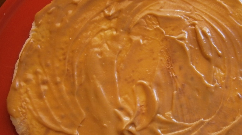 1. Этап. Торт на сковороде со сгущенкой: Смазываем все коржи вареной сгущенкой сбитой с маслом. Тщательно смазываем, посыпаем измельченными грецкими орехами сверху. Вот такой у нас получился торт на сковороде со сгущенкой. Приятного аппетита!