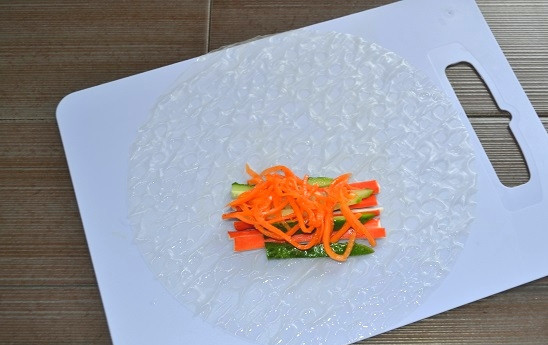 1. Этап. Спринг роллы с крабовыми палочками: 8. И немного моркови.