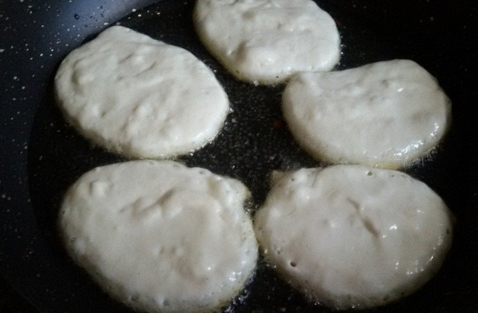 1. Этап. Пышные оладьи на кефире: Разогреваем в сковороде немного масла. Начинаем обжаривать оладьи, выкладывая столовой ложкой тесто на сковороду.