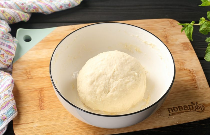 1. Этап. Вареницы с творогом в мультиварке: Соберите тесто в шар, накройте полотенцем и дайте полежать 15 минут.