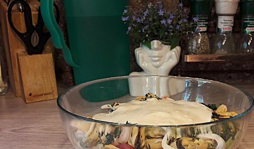 1. Этап. Салат с коктейлем из рассольных морепродуктов: Добавить заправку в салат