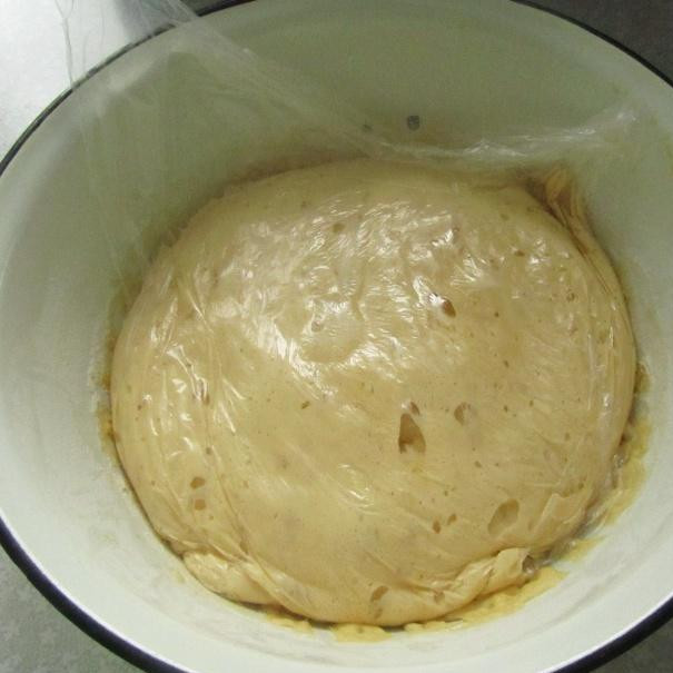 1. Этап. Пышки к Пасхе: Часть муки (250 г) просеиваем, добавляем соль, желтки, вливаем растопленное масло, ром и подошедшие дрожжи. Тесто вымешиваем ложкой, оно еще довольно жидкое. Ставим в теплое место на 40 минут.