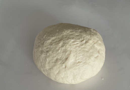 1. Этап. Мясные слоено-дрожжевые пирожки: Добавляем растительное масло, белок, соль, уксус (для эластичности теста, можно не использовать) и муку. Муку добавляем аккуратно, тесто должно отстать от рук, но быть липким. Вымешиваем до консистенции «мочка уха». Накрываем пленкой и ждем, когда увеличится в 2 раза, минут 45.