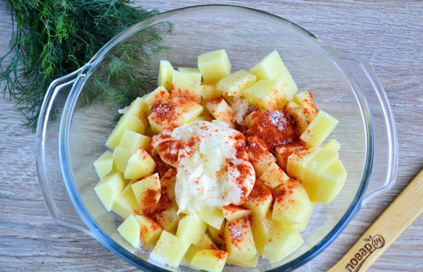 1. Этап. Картофель, запеченный с майонезом и чесноком: Картофель сложите в форму для запекания, к нему добавьте майонез, соль, перец и паприку.