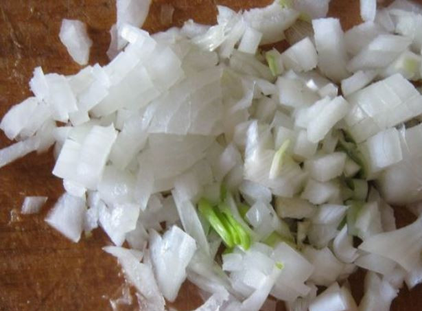 1. Этап. Бифштекс рубленый из говядины: Лук мелко порубите.