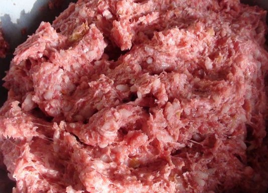 1. Этап. Тефтели в томатно-сметанном соусе: 3. Смешиваем рис и батон с фаршем, добавляем яйцо, соль, перец. Перемешиваем до однородной массы