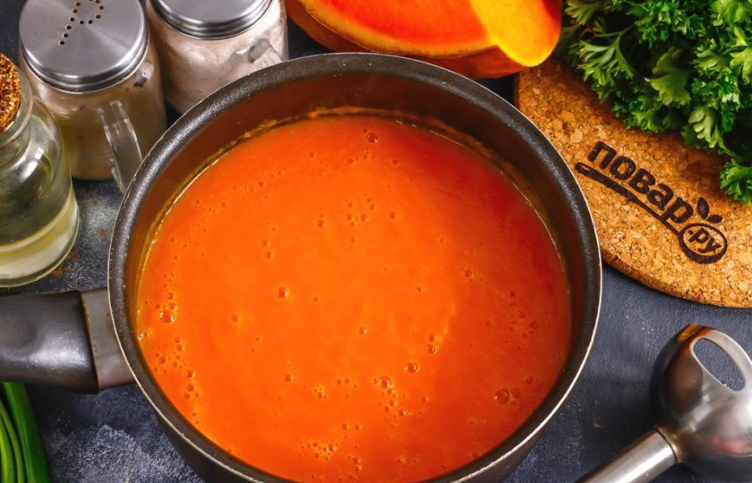 1. Этап. Диетический суп из тыквы: Извлеките лавровые листья и отпюрируйте содержимое емкости погружным блендером либо переместите в чашу кухонного комбайна и измельчите в ней.