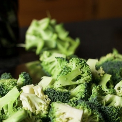 1. Этап. Говядина с брокколи: Брокколи моем и разбираем на соцветия, каждое соцветие разрезаем на 3-4 части. Кусочки должны быть примерно такого же размера, как и кусочки говядины. Я предпочитаю некрупную нарезку - и готовится быстрее, и кушать удобнее.