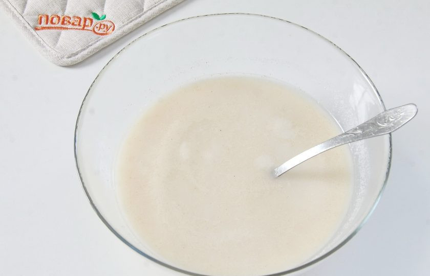 1. Этап. Диетический пирог с яблоками: 2. В глубокой миске соедините манку, воду и сахар. Перемешайте.