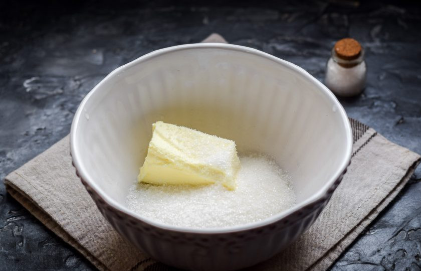 1. Этап. Влажные маффины: Всыпьте в глубокую миску сахар, добавьте мягкое сливочное масло.