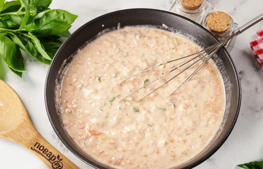 1. Этап. Томатные оладьи: Перемешайте всё ещё раз до однородного состояния.