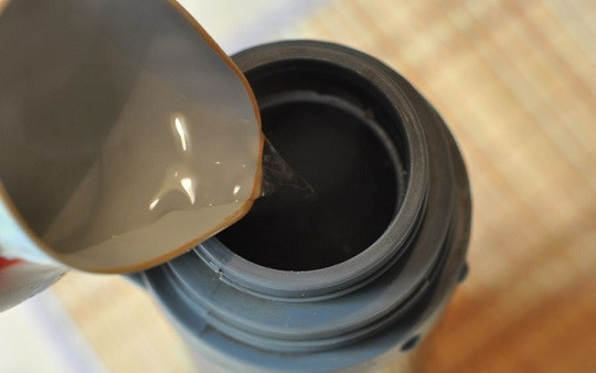 1. Этап. Быстрая каша в термосе: 3. В воде сразу можно растворить соль. В термос выложите крупу и залейте кипяток. Плотно закрутите крышку и все, пусть настаивается минимум час.