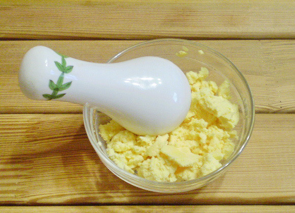 1. Этап. Диетический майонез: 2. Пестиком растираем желтки в однородную массу. Можно добавить ложечку кефира, чтобы облегчить работу.