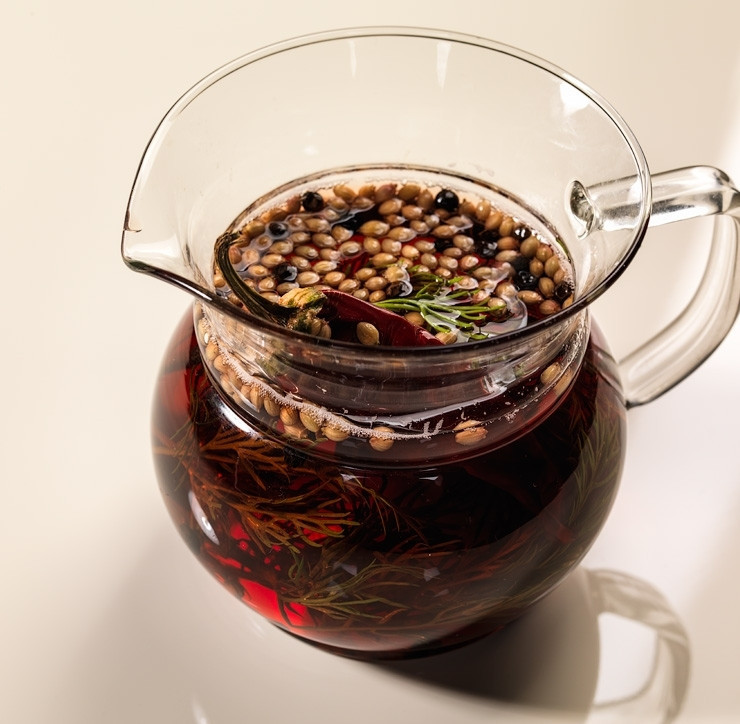 1. Этап. Шашлык по-афгански: К уксусу добавить воду и специи: кориандр, гвоздику, перец, укроп.