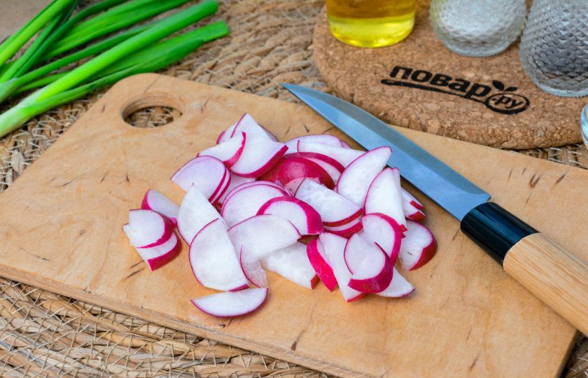 1. Этап. Салат с редиской и пекинской капустой: Срежьте хвостики с редиски, овощи нарежьте полукольцами.