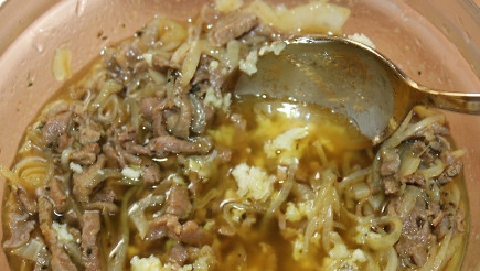 1. Этап. Мясное хе (оригинальный рецепт): К мясу добавляем десертную ложку уксуса, раздавленный чеснок. Все перемешиваем и отставляем мариноваться на один час. Морковь смешиваем с сахаром и солью, мнем руками, чтобы морковь пустила сок.