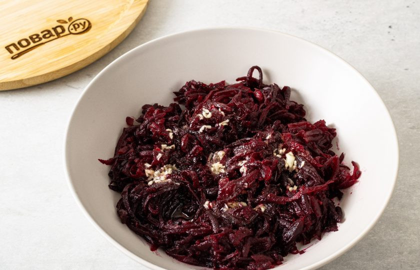 1. Этап. Острый свекольный салат: Заправьте свеклу, перемешайте. Оставьте салат на 1 час промариноваться в холодильнике.
