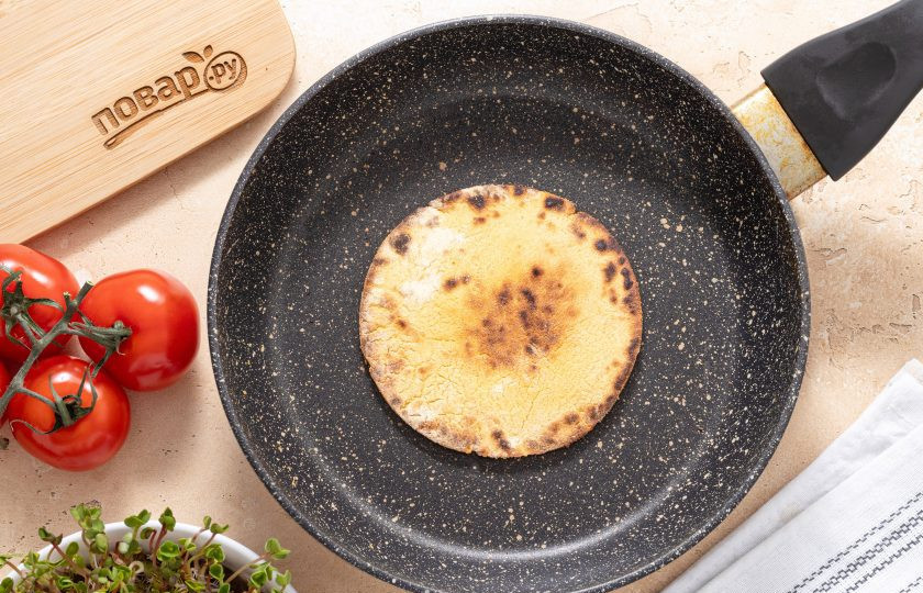 1. Этап. Гордитас с фасолью: Обжарьте до румяного цвета около 3-4 минут с каждой стороны. Горячие лепешки выложите стопочкой.