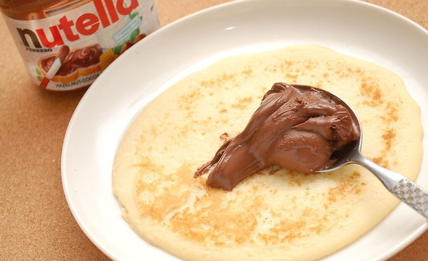 1. Этап. Блинчики с Нутеллой: 10. Выложите неполную столовую ложку шоколадно-ореховой пасты.