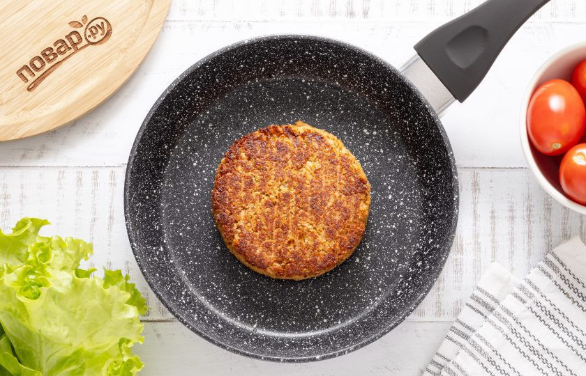 1. Этап. Соевые бургеры: Разогрейте сковороду на среднем огне с растительным маслом. Обжарьте котлеты по паре минут с каждой стороны до румяной корочки.