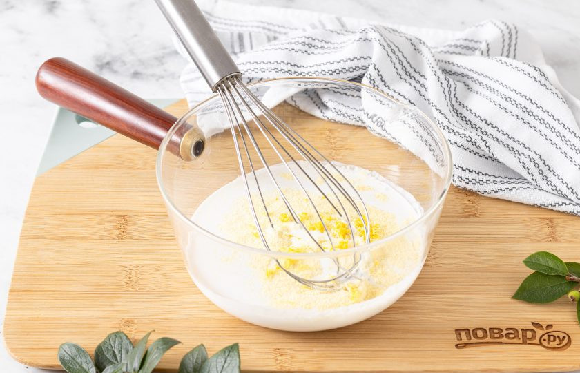 1. Этап. Банановый мусс: В сотейник налейте кокосовые сливки, добавьте манку, лимонную цедру, ванильный ароматизатор и сахар. Все перемешайте венчиком. На небольшом огне доведите до кипения и проварите 3 минуты.