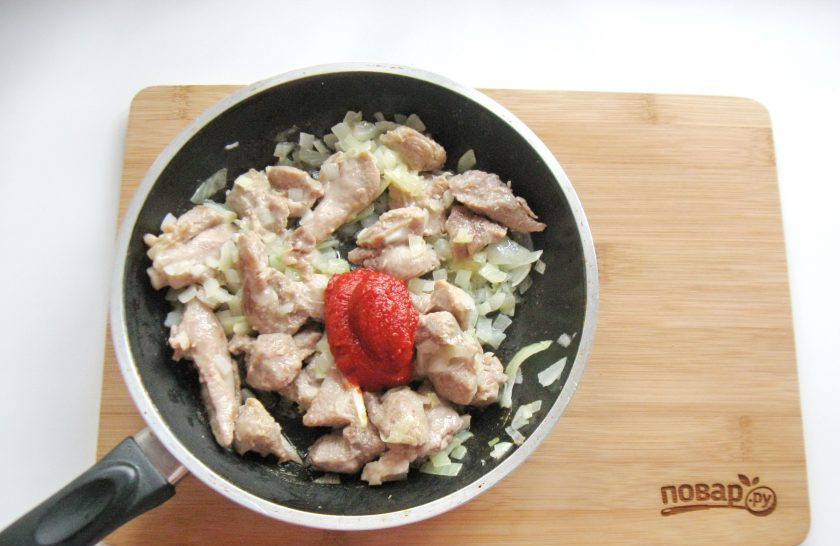 1. Этап. Суп Кесме по-киргизски: Обжарьте лук с мясом в течение 6-7 минут, перемешивая. Добавьте томатную пасту.