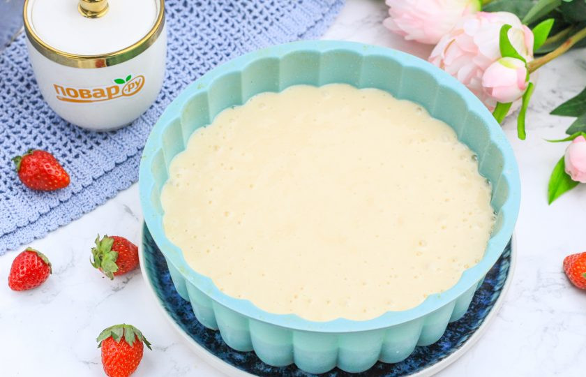 1. Этап. Пирог из мороженого: Смажьте дно формы и бортики растительным или сливочным маслом. Разогрейте духовку до 180 градусов. Влейте в форму приготовленное тесто и отправьте ее в духовку на средний ярус техники.