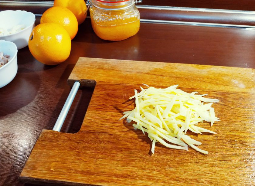 1. Этап. Салат с куриным филе Рандеву: Теперь приступайте к картошке. Ее нужно почистить и нарезать мелкой соломкой. Я использую терку для корейской морковки.