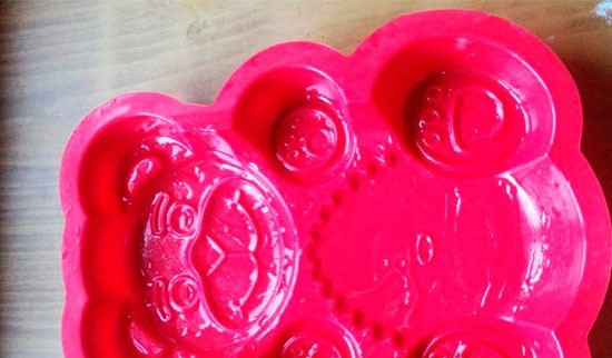 1. Этап. Бисквит в силиконовой форме: 7. Берем силиконовую форму и смазываем ее маслом, чтобы бисквит легко отходил.