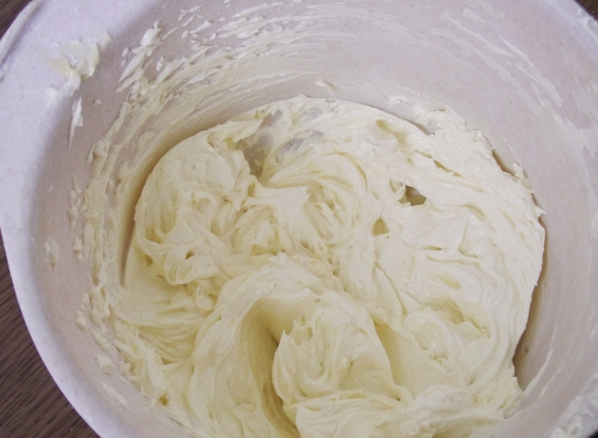 1. Этап. Кексики с кремом: Крем: отдельно смешайте творог со сливками блендером. Потом масло с сахарной пудрой. Потом все вместе и добавьте ванильной эссенции по вкусу. Крем должен быть пышным и однородным. Отправьте в холодильник минут на 20.