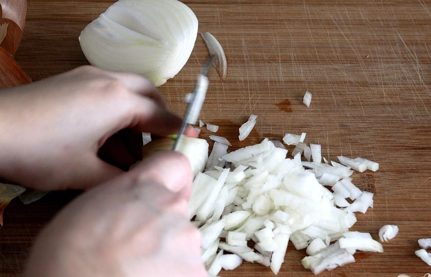 1. Этап. Сырный шар: Мелко нарежьте лук.