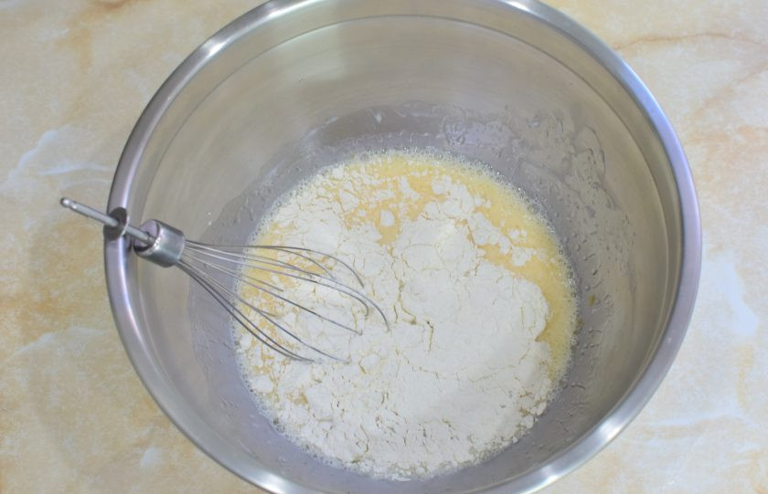 1. Этап. Блины на молоке с кипятком: Подсыпайте муку и вмешивайте её в тесто. На этом этапе тесто будет густое.