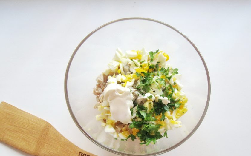 1. Этап. Салат Фантазия с крабовыми палочками: Заправьте салат майонезом.